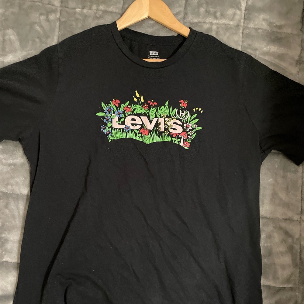 LEVI’s Floral Crewneck Graphic Logo T-Shirt